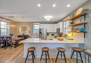 Gated, Dog Friendly, 3 Pools, Hot Tub, Screened Balcony!