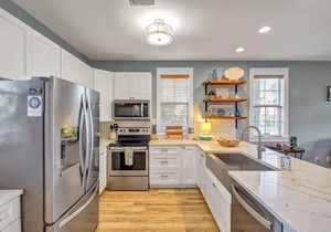 Gated, Dog Friendly, 3 Pools, Hot Tub, Screened Balcony!