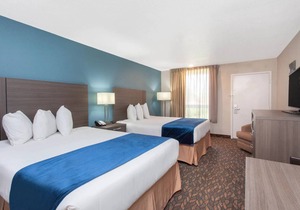 Great Deal! 2 Comfy Units, Close to Parks, Pool, Free Breakfast!