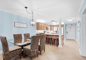 ✨Gulf Views~Renovated~Seasonal Beach Service~Pool~2BR Destin on the Gulf 401