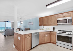 ✨Gulf Views~Renovated~Seasonal Beach Service~Pool~2BR Destin on the Gulf 401