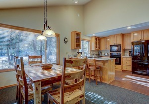 Hot Tub, Steps to Deschutes River, SHARC Passes, Ping Pong, Foosball