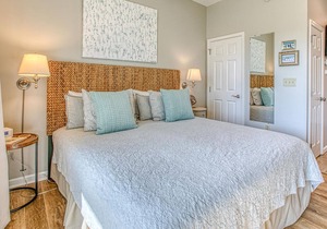 Inn at Seacrest 201 on 30A, Seacrest Beach, balcony, King Bed, all new !