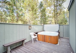 Inviting resort home with fireplace, WiFi, private hot tub & sauna