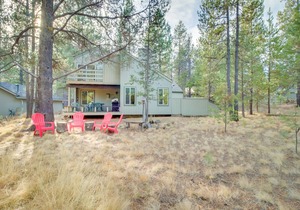 Inviting resort home with fireplace, WiFi, private hot tub & sauna