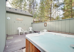 Inviting resort home with fireplace, WiFi, private hot tub & sauna