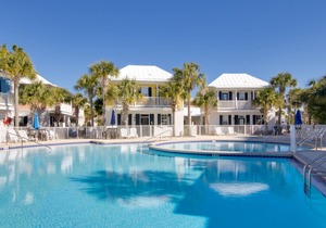 Lake Front ~ Community Pool ~ Hot Tub ~ Walk to the Beach