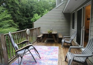 Mountainside: Large 3-level Jiminy Peak Home
