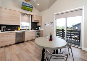 NEW BEND HOME ~ great for groups ~ resort pool ~ concert shuttle ~ W/D ~ 🐶