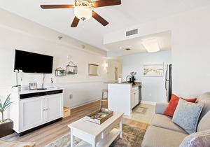 Newly renovated fourth-floor studio w/spectacular views, shared hot tub, & pool