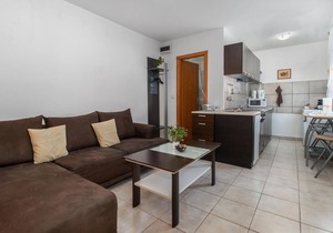 Nice apartment in Smrika with kitchen