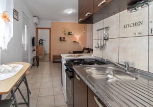 Nice apartment in Smrika with kitchen