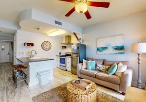 Pretty snowbird condo w/lake views, free WiFi, and full kitchen