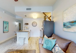 Pretty snowbird condo w/lake views, free WiFi, and full kitchen