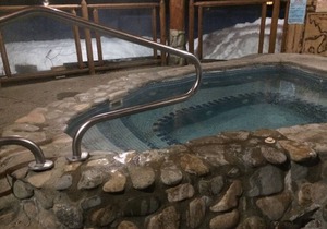 Running Wolf Studio – trail access, pool/hot tub, private balcony