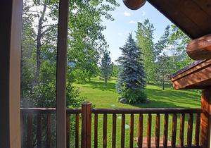 Running Wolf Studio – trail access, pool/hot tub, private balcony