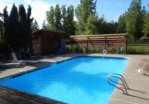 Running Wolf Studio – trail access, pool/hot tub, private balcony