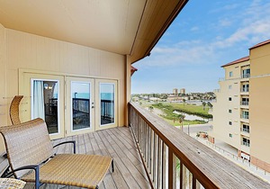 Sixth floor bayside condo with pool & hot tub access, central AC