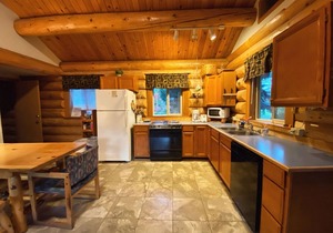 Sleeping Wolf Cabin 1BR w/ski trail & river access, pool/hot tub, laundry