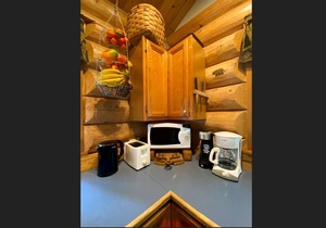 Sleeping Wolf Cabin 1BR w/ski trail & river access, pool/hot tub, laundry
