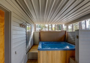 Spacious Dog-Friendly Sunriver Home w/ Private Hot Tub and 10 SHARC Passes