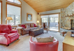 Spacious Dog-Friendly Sunriver Home w/ Private Hot Tub and 10 SHARC Passes