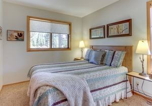 Spacious Dog-Friendly Sunriver Home w/ Private Hot Tub and 10 SHARC Passes