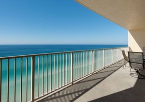 Spacious Tropical Oceanfront Condo - Unit 1806 by RedAwning
