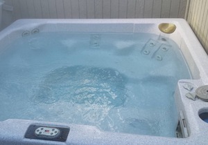 Spacious updated home w/ cabin charm! Fireplace, Ht Tub, Bikes, 10 SHARC Passes!