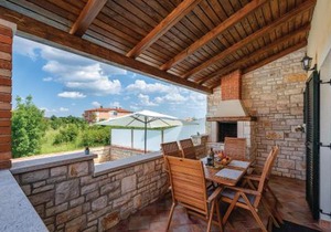 Stunning Home In Lovrecica With Wifi