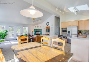 Sun-filled Home, A/C, Private Hot Tub, Ping Pong, Bikes-SHAG06