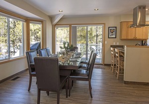 Sunny Sunriver Four-Bedroom has Hot Tub, Spacious Rooms, Two Decks Near Golf!
