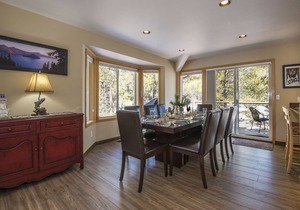 Sunny Sunriver Four-Bedroom has Hot Tub, Spacious Rooms, Two Decks Near Golf!