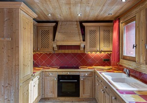 Traditional chalet near slopes, pets allowed, parking