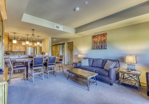 Trailhead splendor w/balcony and a seasonal shared pool & hot tub