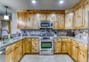 Trailhead splendor w/balcony and a seasonal shared pool & hot tub