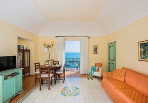 Villa Faustina E: A bright and cheerful apartment overlooking the sea and the main beach of Positano.