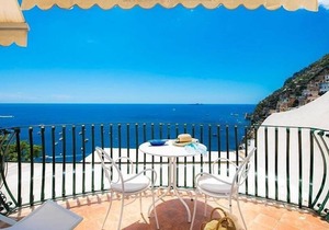 Villa Faustina E: A bright and cheerful apartment overlooking the sea and the main beach of Positano.