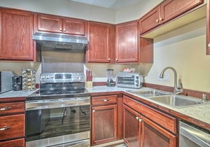 Walk to Downtown & Coast Trail: Condo in Anchorage