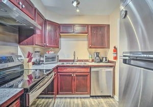Walk to Downtown & Coast Trail: Condo in Anchorage