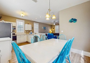 Welcoming Cottage with Hot Tub - 1 Mile to Windmark Beach