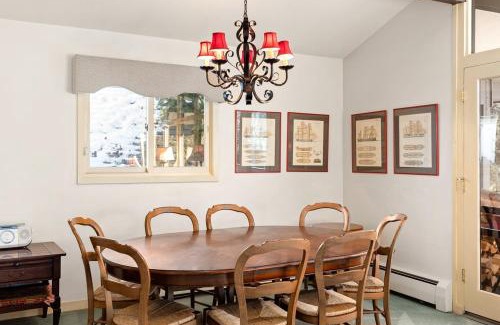 Aspen House | 118 E. Bleeker St. Upper level, Condo in Duplex with Private Deck