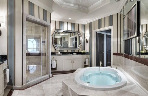 Las Vegas Hotel | 2 Connecting Suites at a 5⭐️ Hotel