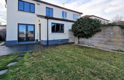 Leopardstown House | 2 minute walk to LUAS (tram)!