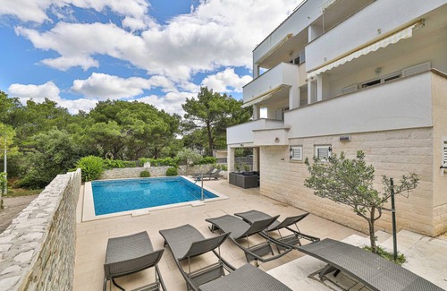 Okrug Donji House | 237 m² House ∙ 8 bedrooms ∙ 16 guests