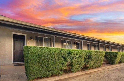 Lake Albert Hotel | 50 m² Motel ∙ 5 guests