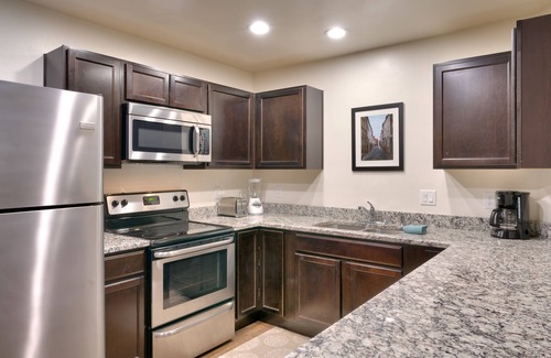 Moab South Valley Condo | 6H Spacious Moab RedCliff Condo, POOL & HOT TUB