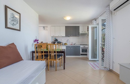 Vrvari Apartment | Apartment Nensi with Balcony near Porec