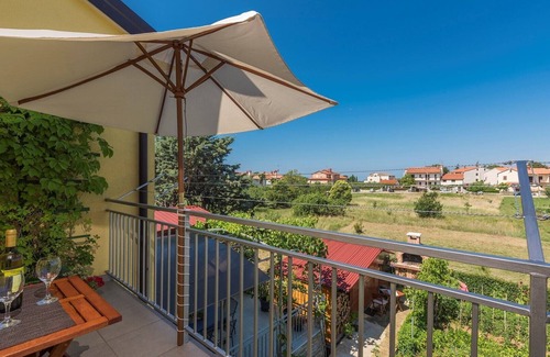 Vrvari Apartment | Apartment Nensi with Balcony near Porec