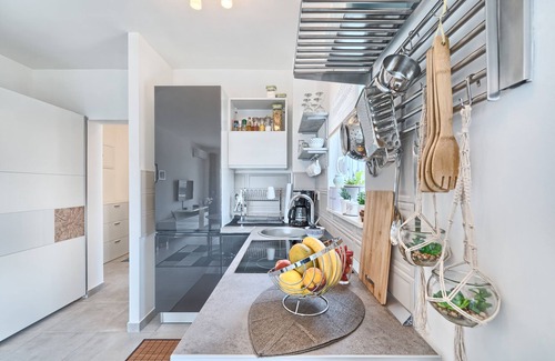 Kastel Stafilic House | Beautiful modern 1 BR apartment 100 meters to ocean